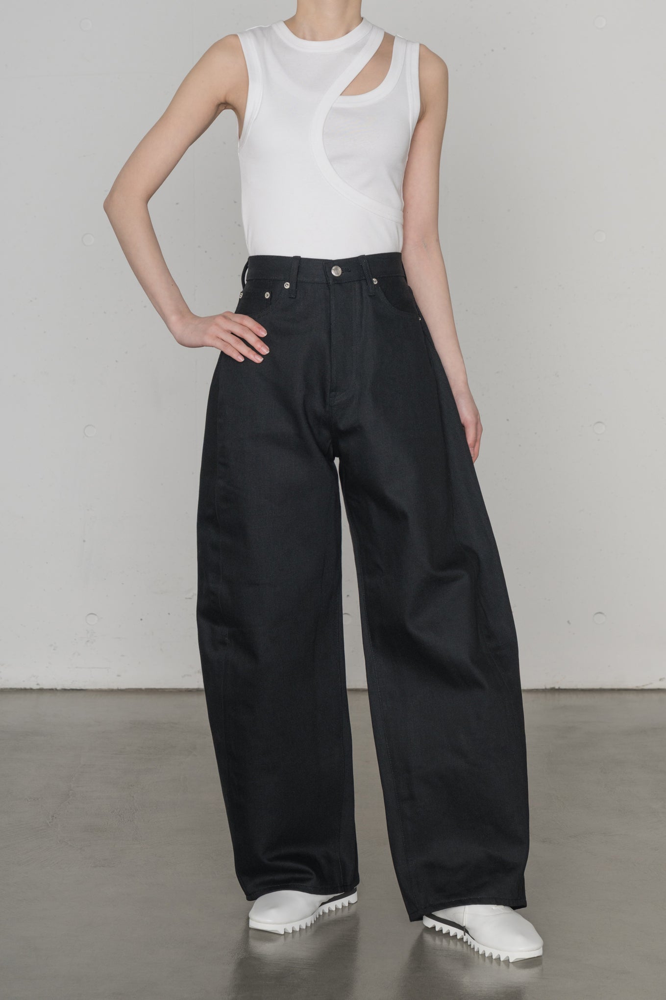 BARREL-LEG TWILL JEANS