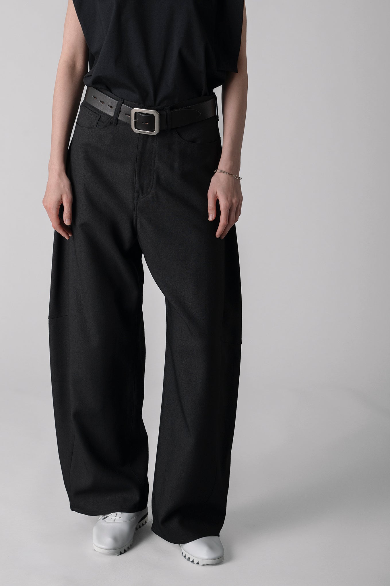 【HYKE】OXFORD BARREL LEG JEANS サイズ1 OXFORD BARREL-LEG JEANS – HYKE ONLINE STORE