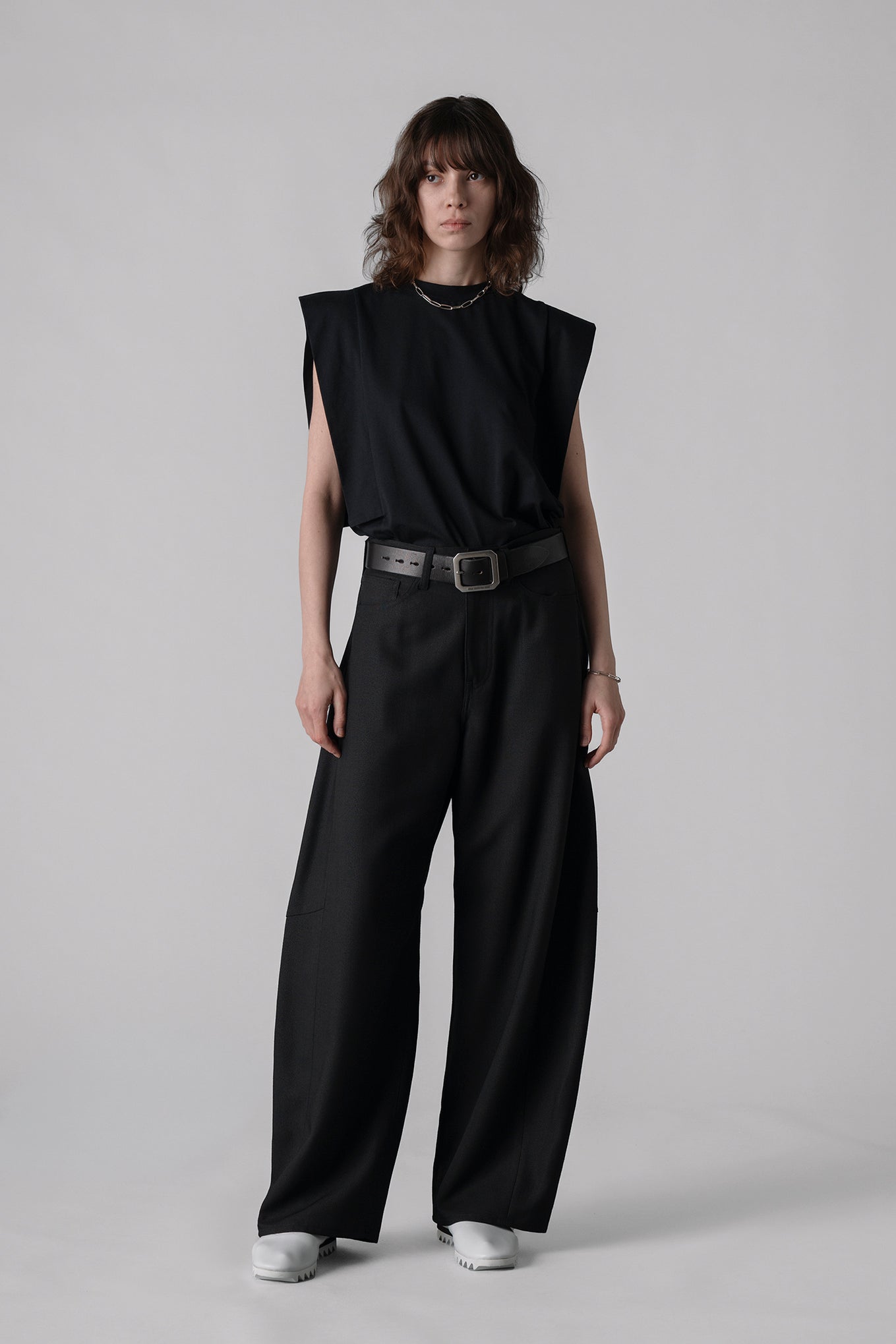 OXFORD BARREL-LEG JEANS – HYKE ONLINE STORE
