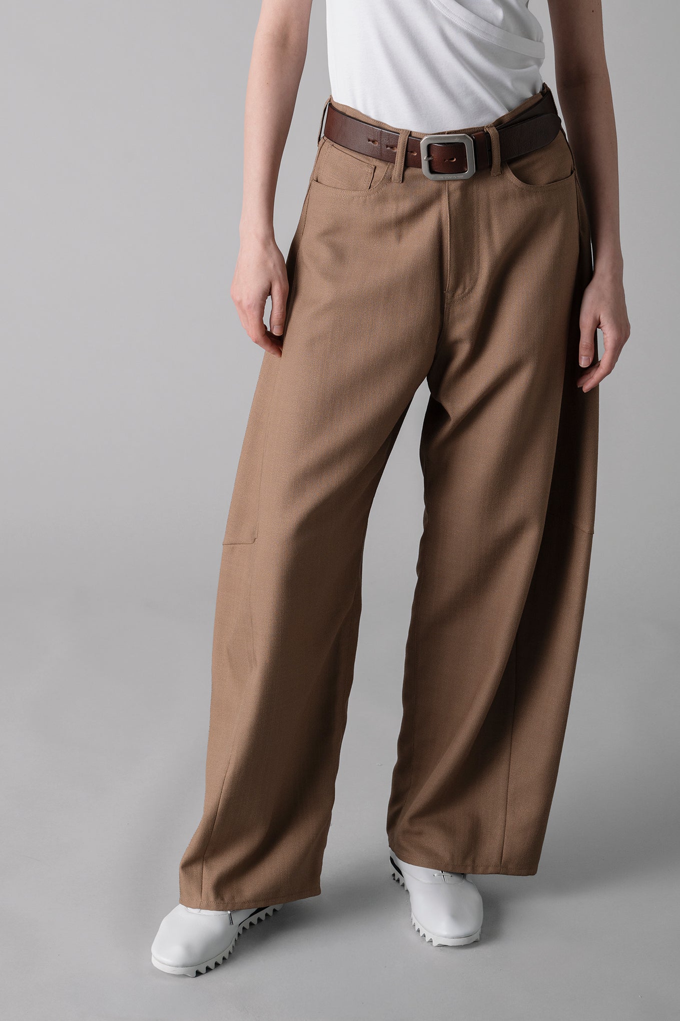 OXFORD BARREL-LEG JEANS