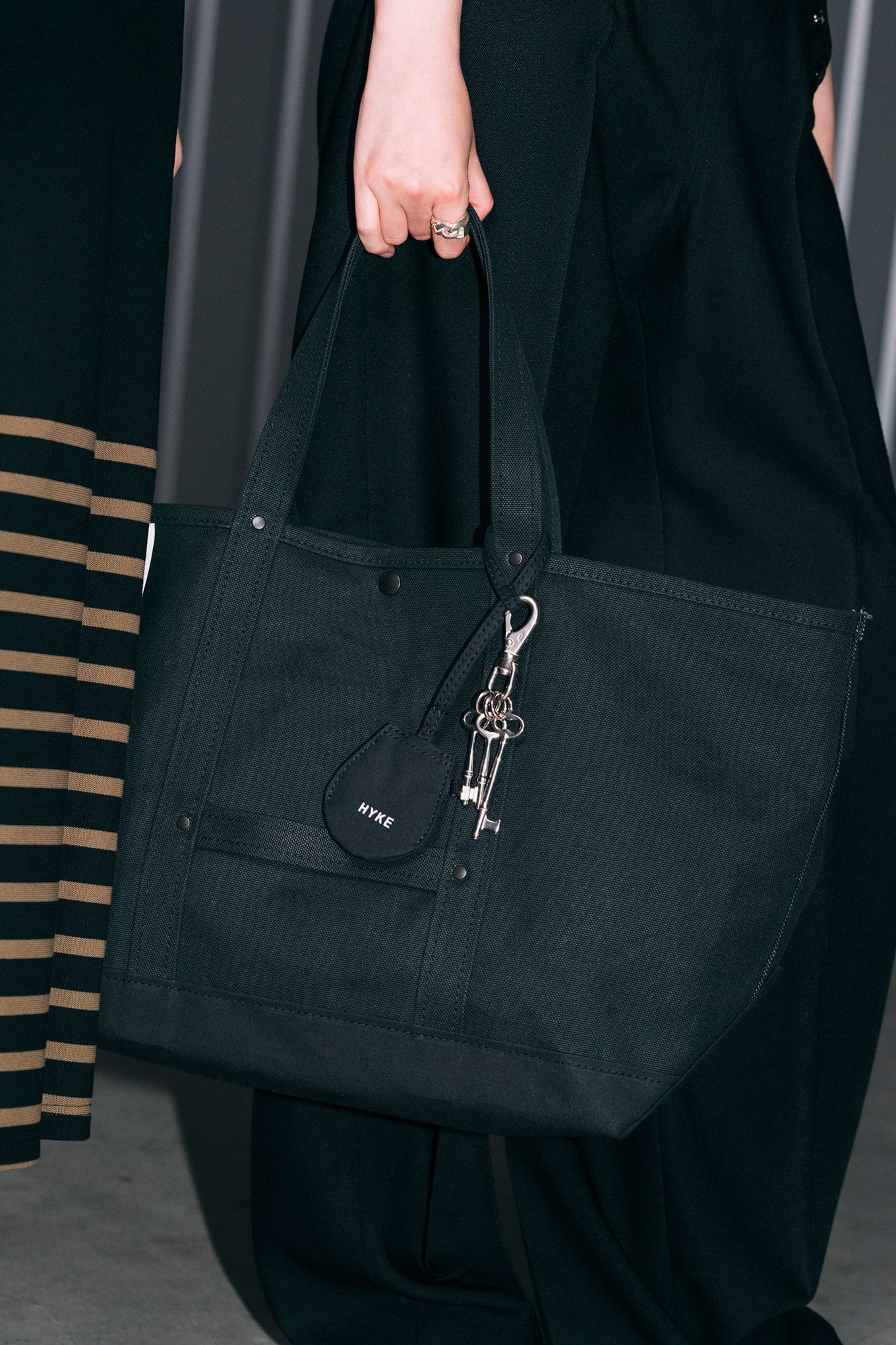 TOTE BAG(LARGE) – HYKE ONLINE STORE