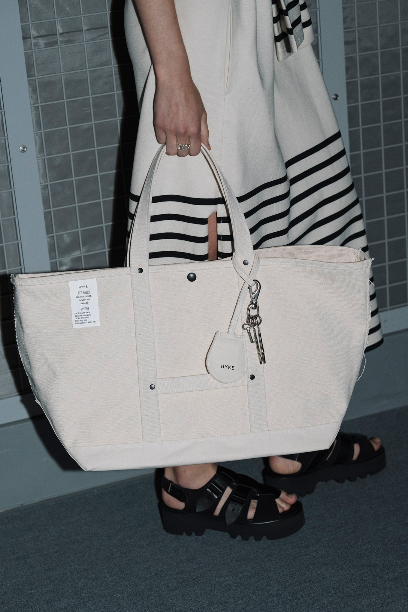 TOTE BAG(LARGE) – HYKE ONLINE STORE